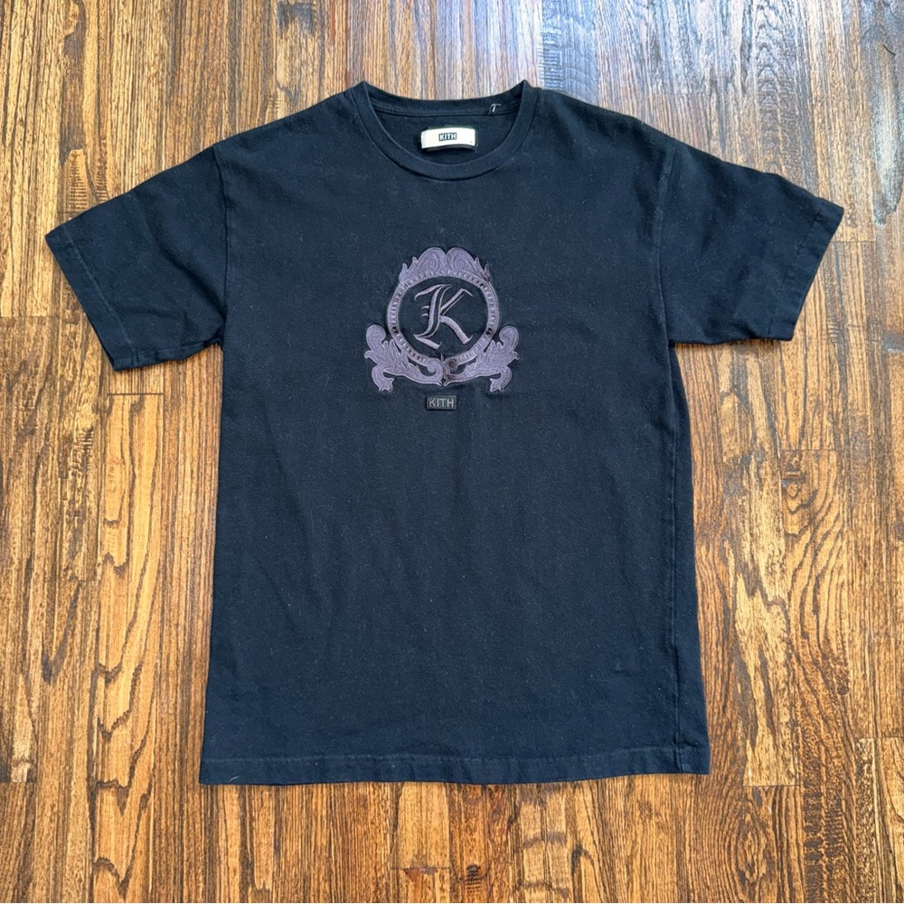 KITH Monday Program Embroidered Gothic Crest Black Tee Shirt Mens Medium